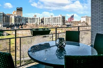 3000 Farnam St, Unit Luxe Midtown Condo in Omaha, NE - Foto de edificio - Building Photo