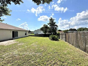 702 4th Ave N in Deltona, FL - Building Photo - Building Photo