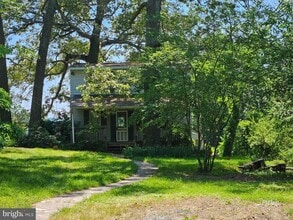 355 Sturtons Ln in Pasadena, MD - Foto de edificio - Building Photo