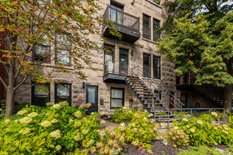 4825 Sainte-Catherine Rue O in Westmount, QC - Building Photo - Building Photo