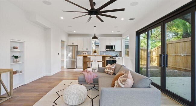 5506 Peppertree Pkwy in Austin, TX - Foto de edificio - Building Photo
