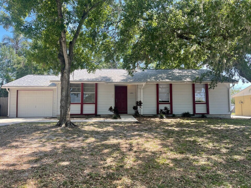 1701 Lk Crst Ave in Brandon, FL - Building Photo