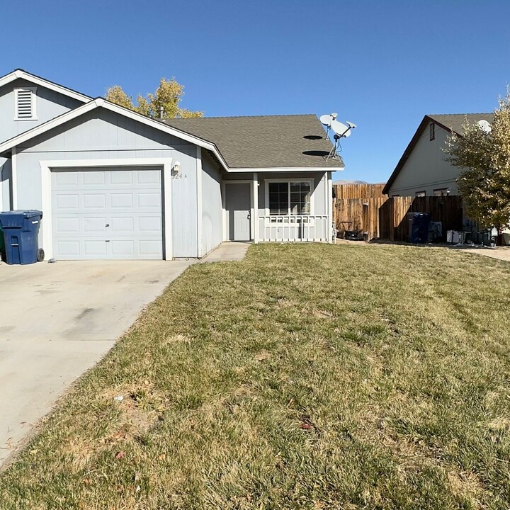 324 Soaring Way in Fernley, NV - Foto de edificio