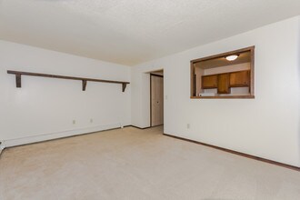 Ashwood Apartments in Grand Forks, ND - Building Photo - Building Photo