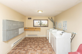 Howe Ave Apartments in Cuyahoga Falls, OH - Building Photo - Interior Photo