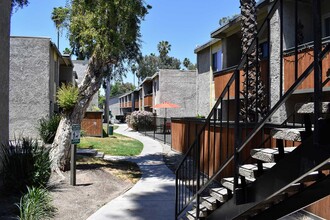 Americana Warner Center in Canoga Park, CA - Foto de edificio - Building Photo