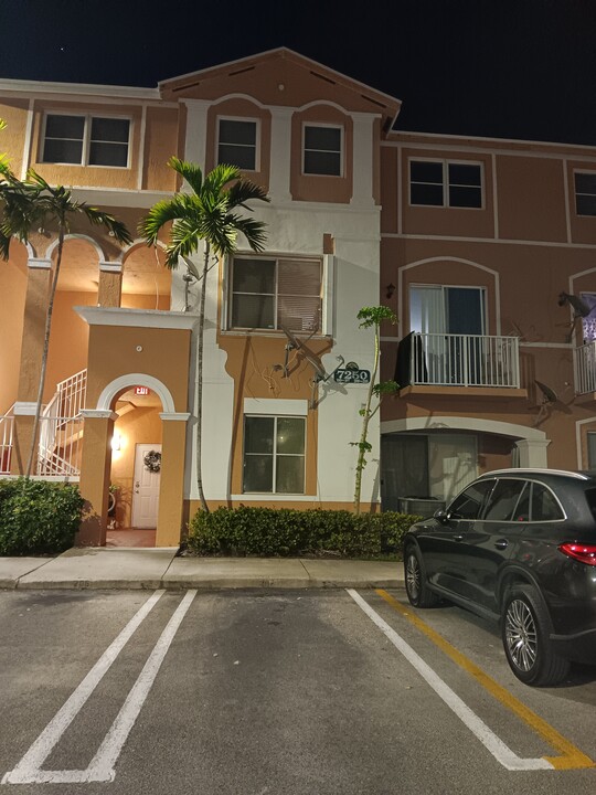 7250 NW 177th St, Unit 102 in Hialeah, FL - Building Photo