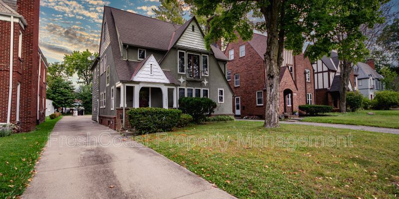 18405 Newell Rd in Shaker Heights, OH - Building Photo