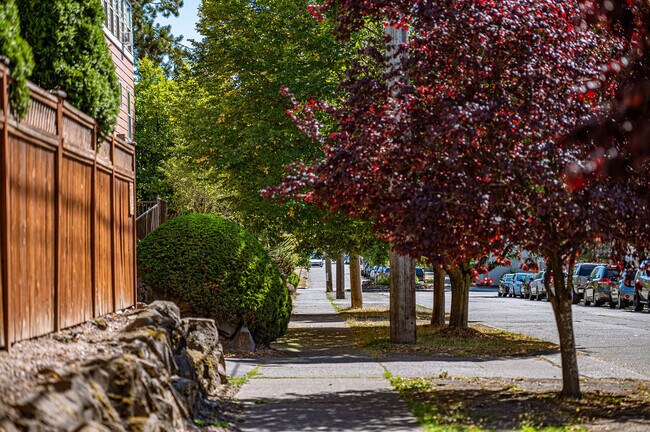 Bayview Apartments in Seattle, WA - Building Photo - Building Photo