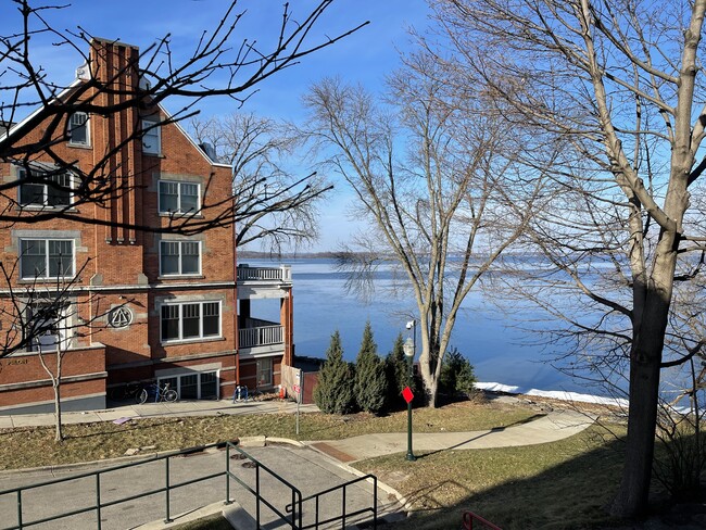 635 Howard Pl in Madison, WI - Foto de edificio - Building Photo