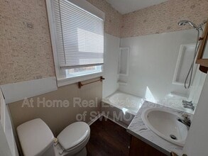 1843-B E Monroe St in Springfield, MO - Foto de edificio - Building Photo