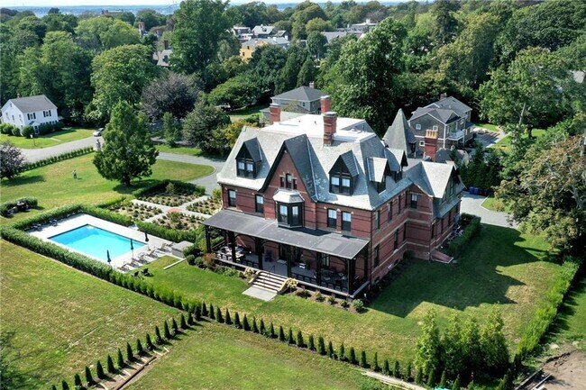 30 Red Cross Ave in Newport, RI - Foto de edificio - Building Photo