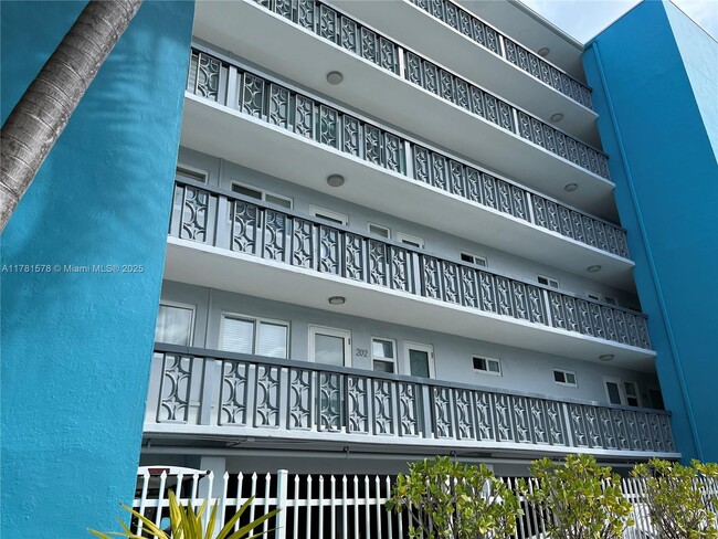 1400 Lincoln Rd in Miami Beach, FL - Building Photo - Building Photo