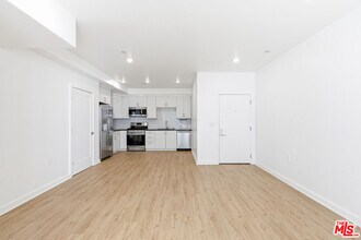 11408 W Sarah St in Burbank, CA - Building Photo - Building Photo