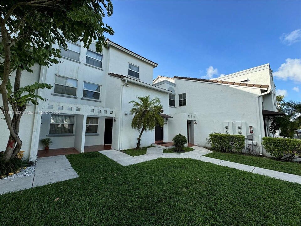 4764 NW 97th Pl in Doral, FL - Building Photo