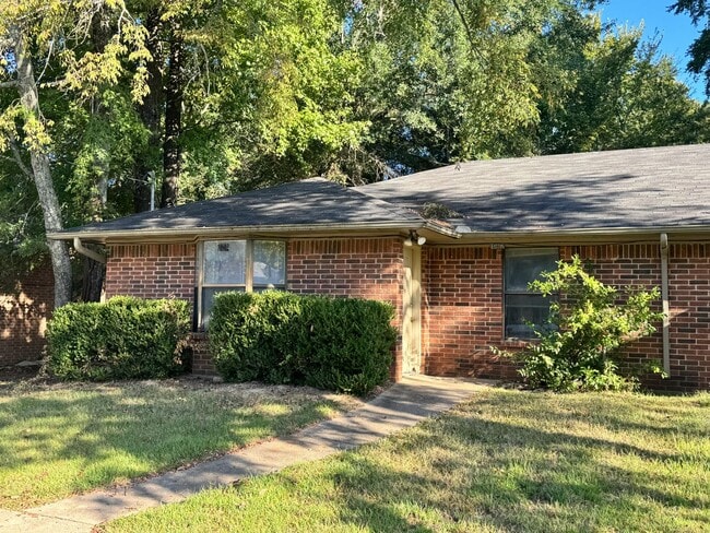 10802 Kiamichi Dr in Tyler, TX - Building Photo - Building Photo