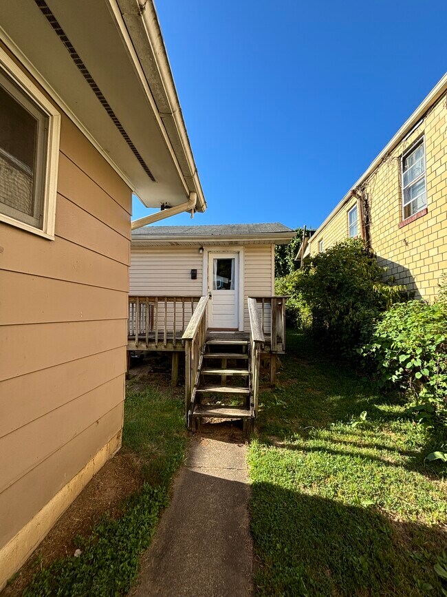 1819 Pennsylvania Ave in Charleston, WV - Foto de edificio - Building Photo