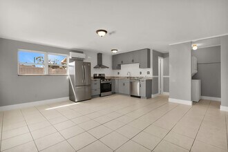 249 SW 12th St in Dania Beach, FL - Foto de edificio - Building Photo