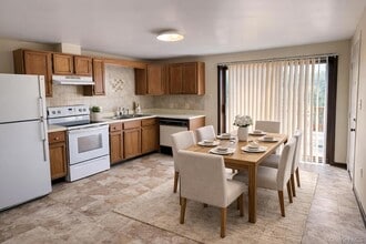 69 Old Unionville Rd, Unit 4 in Wallkill, NY - Foto de edificio - Building Photo