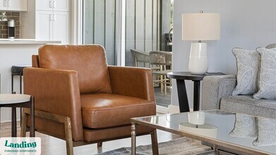 1000 Forestview Dr in Oakwood, GA - Foto de edificio - Building Photo