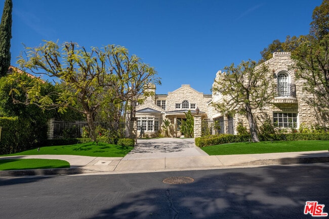 2387 Stratford Cir in Los Angeles, CA - Building Photo - Building Photo