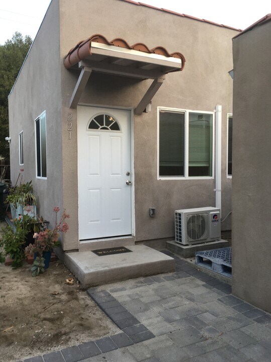 221 W Ash Ave in Burbank, CA - Building Photo