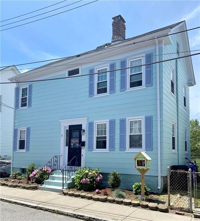 5 Byrnes St in Newport, RI - Building Photo