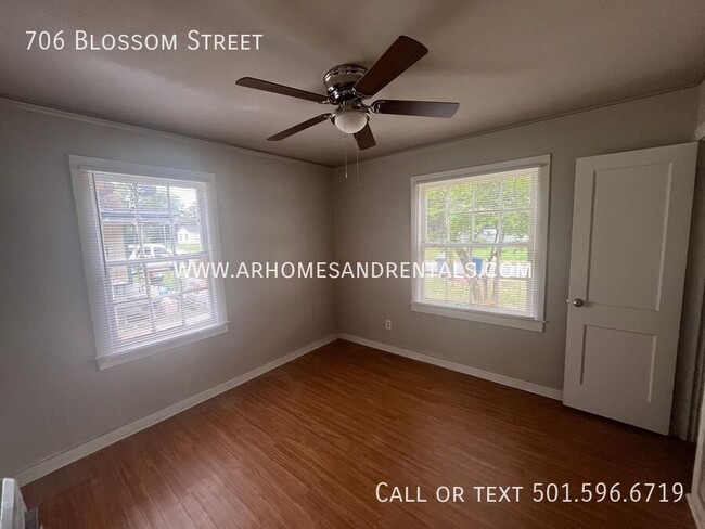 706 Blossom St in North Little Rock, AR - Foto de edificio - Building Photo