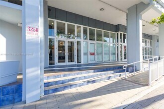 3250 Grand Ave in Miami, FL - Building Photo - Building Photo
