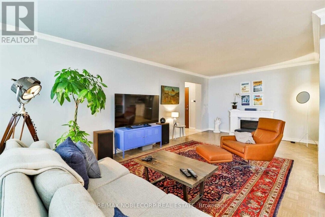 360 Ridelle Ave in Toronto, ON - Building Photo