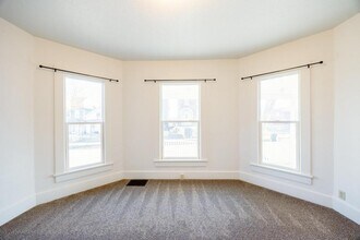 317 W 4th St in Muscatine, IA - Building Photo - Building Photo