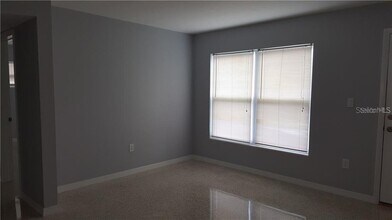 5211 Hemlock Dr in New Port Richey, FL - Foto de edificio - Building Photo