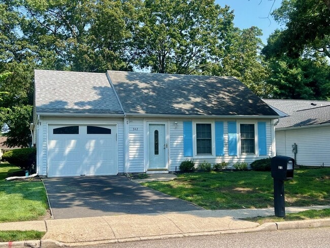 342 Edinburgh Dr in Ridge, NY - Building Photo - Building Photo
