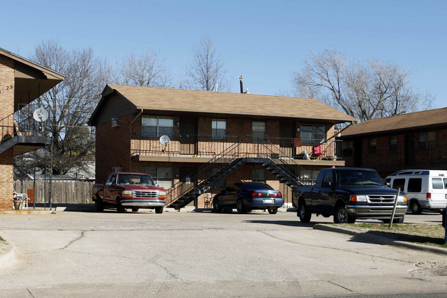 Dobb's Manor in Oklahoma City, OK - Building Photo - Building Photo