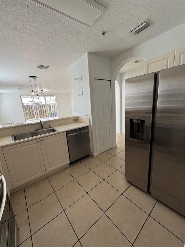 8111 W 36th Ave in Hialeah, FL - Foto de edificio - Building Photo