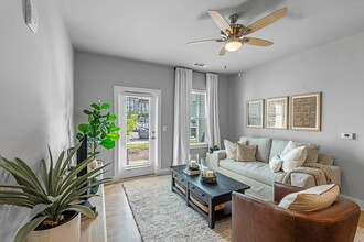 Farmhouse at Easley in Easley, SC - Foto de edificio - Building Photo