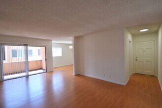 5036 Coldwater Canyon Ave in Los Angeles, CA - Building Photo - Building Photo