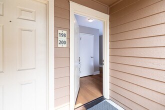 200 Shoreline Ct in Richmond, CA - Building Photo - Building Photo