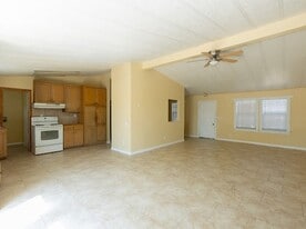 1541 Sandra Cir in Pleasanton, TX - Building Photo