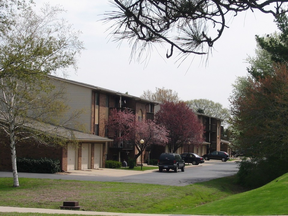 Ambassador Apartments in Grand Haven, MI - Building Photo