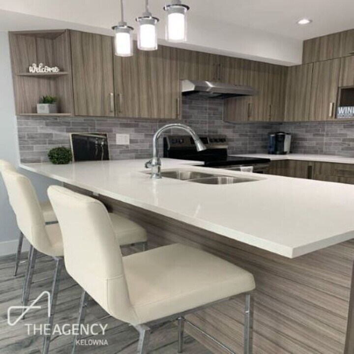 500 Fleming Rd in Kelowna, BC - Building Photo
