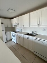 17600 NW 68th Ave in Hialeah, FL - Foto de edificio - Building Photo