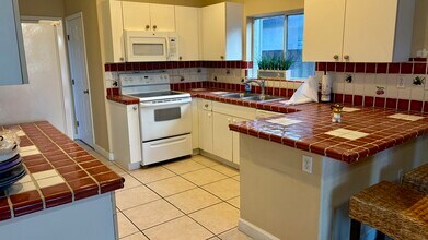 13553 SW 124th Avenue Rd in Miami, FL - Foto de edificio - Building Photo