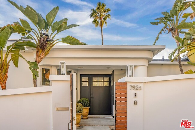 7924 Hillside Ave in Los Angeles, CA - Foto de edificio - Building Photo