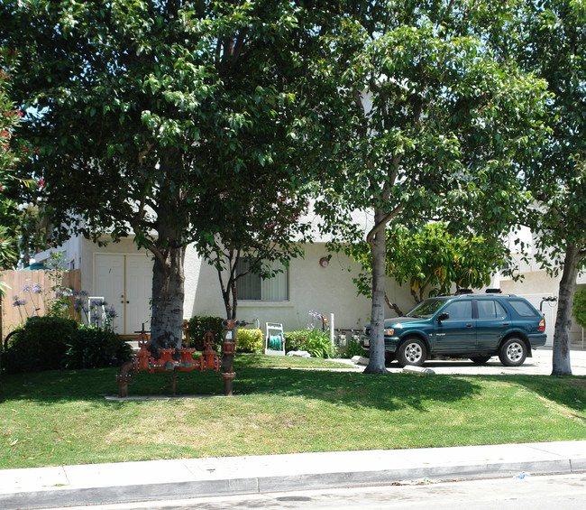 7831 Glencoe Ave in Huntington Beach, CA - Foto de edificio - Building Photo