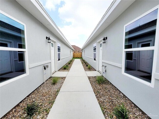 1723 Davenport St, Unit 1 in Weslaco, TX - Building Photo - Building Photo