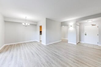 6340 Americana Dr in Willowbrook, IL - Foto de edificio - Building Photo