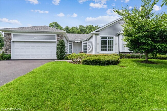 2 Pondview in Smithtown, NY - Foto de edificio - Building Photo