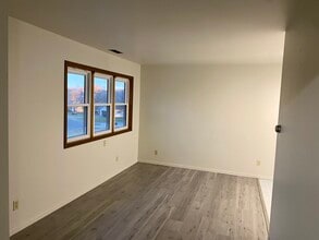 425 King Olav Ln, Unit # 2 in Iola, WI - Foto de edificio - Building Photo