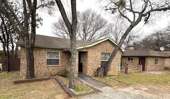 923 N 9th St in Midlothian, TX - Building Photo